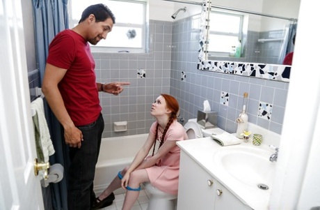 Натуральная рыжеволосая молоденькая Долли Литтл занимается оральным сексом с большим членом над ними с косичками 2