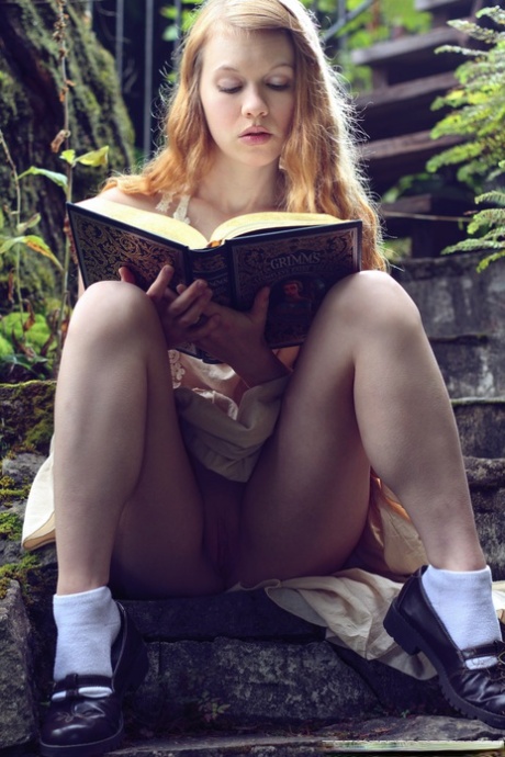 Молодая рыжеволосая Долли Литтл обнажается на ступеньках сада во время чтения 10