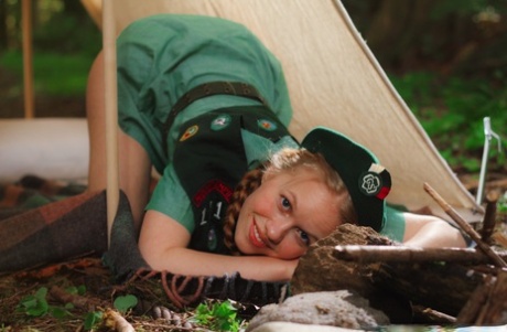 Рыжеволосая девочка-скаут Долли Литтл раздевается перед своей палаткой в берете 7