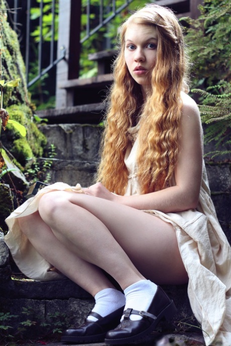 Молодая рыжеволосая Долли Литтл обнажается на ступеньках сада во время чтения 2