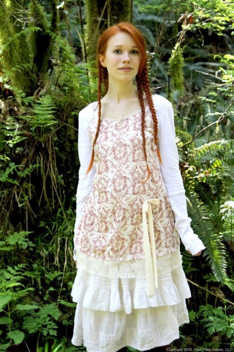 Натуральная рыжеволосая красотка демонстрирует свое худощавое тело в лесу 1