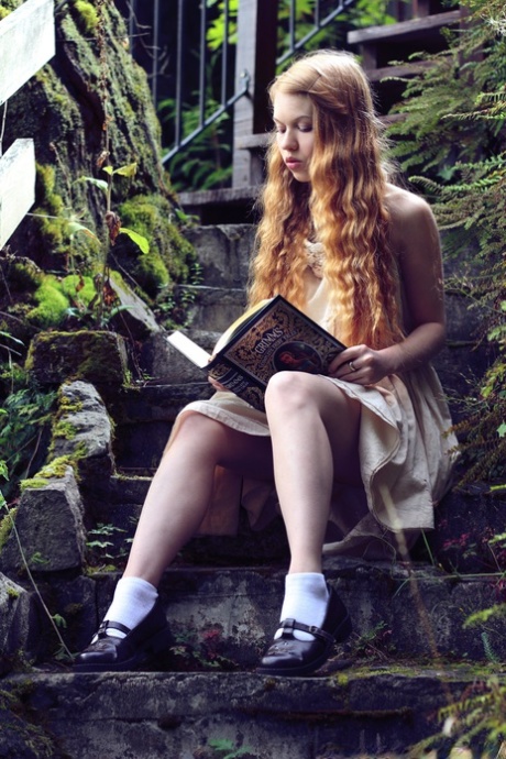 Молодая рыжеволосая Долли Литтл обнажается на ступеньках сада во время чтения 3