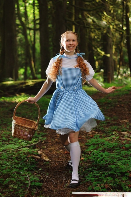 Очаровательная рыжеволосая молоденькая Долли Литтл раздевается догола в белых носочках в лесу 3