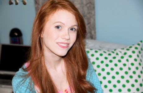 Рыжеволосая любительница Долли Литтл снимает свои розовые трусики перед мастурбацией 1