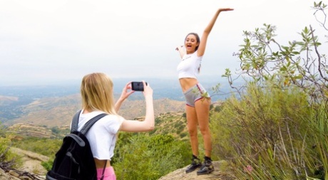 Девушка, девушка Элиза Ибарра, Маккензи Мосс 1