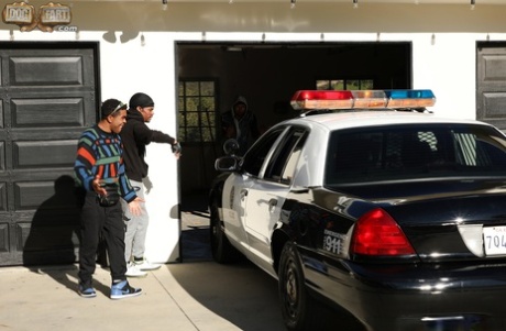 Элиза Ибарра истекает спермой со своего подбородка после межрасового минета с полицейскими 3