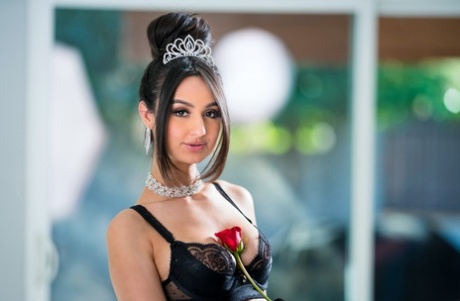 Молоденькая латиноамериканка Элиза Ибарра соблазняет своего друга-мужчину в черном нижнем белье и нейлоновых чулках 10