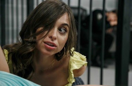 Молоденькие цыпочки Райли Рид и Эльза Джин едят тюремную киску перед сексом втроем 2