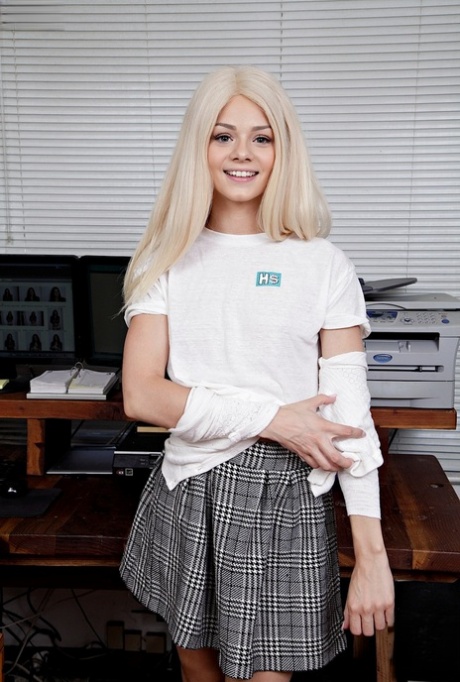 Молодая блондинка теребит свои половые губки в домашнем кабинете своего папы 4