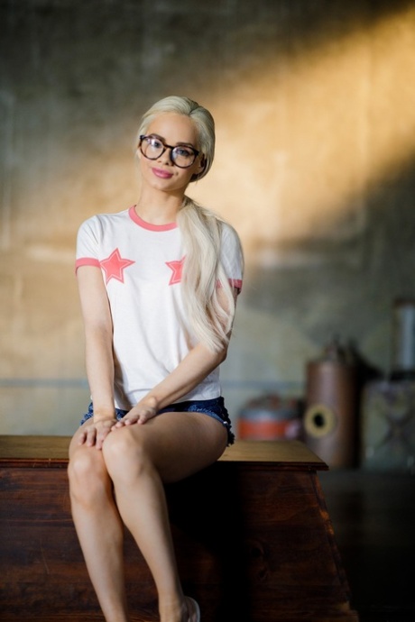 Крошечная блондинка Эльза Джин выставляет напоказ свою шикарную задницу, снимая одежду в очках 1