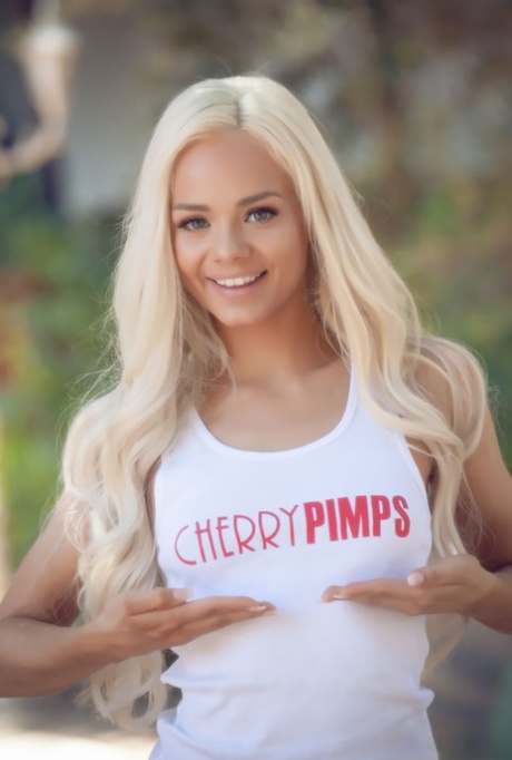 Симпатичная блондинка Эльза Джин позирует обнаженной в майке и стрингах на улице 3