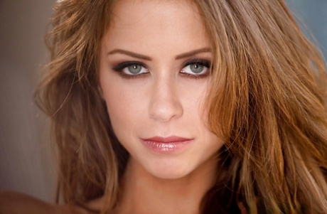 Испепеляющая красотка Эмили Эддисон раздевается и дрочит пальцами свою мокрую пизду 7