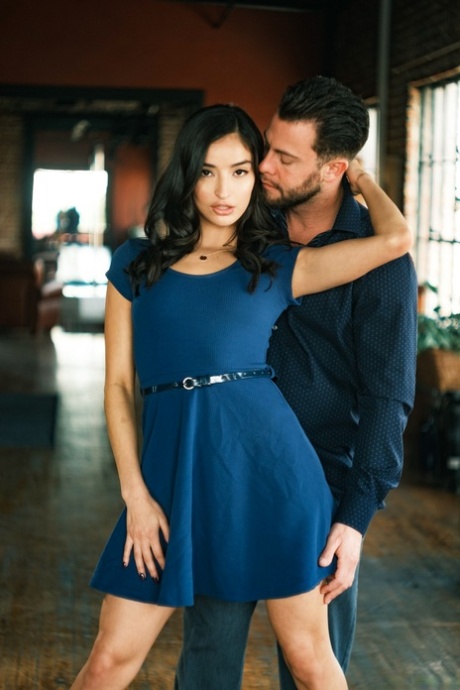 Сексуальная девушка и ее друг-мужчина принимают участие в жестком трахе на столе 1