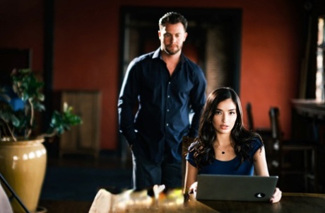 Сексуальная девушка и ее друг-мужчина принимают участие в жестком трахе на столе 2