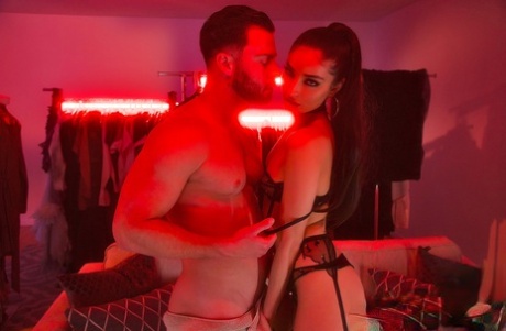 Сексуальная брюнетка Эмили Уиллис трахается из жопы в рот со своим другом-мужчиной 4