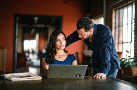 Сексуальная девушка и ее друг-мужчина принимают участие в жестком трахе на столе 3