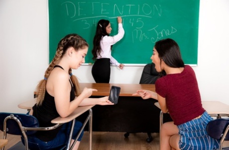 Две школьницы занимаются лесбийским сексом втроем со своей учительницей в классе 1