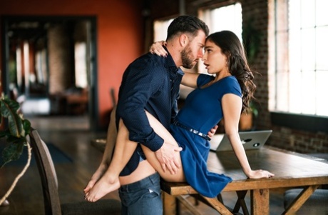 Сексуальная девушка и ее друг-мужчина принимают участие в жестком трахе на столе 5