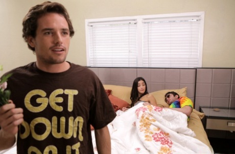 Брюнетка Эмили Уиллис получает внешнюю порцию спермы от своего сводного брата 12