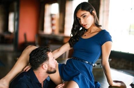 Сексуальная девушка и ее друг-мужчина принимают участие в жестком трахе на столе 4