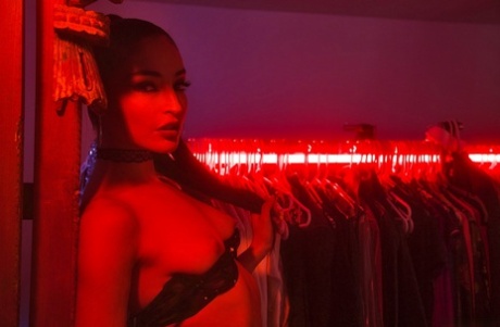 Сексуальная брюнетка Эмили Уиллис трахается из жопы в рот со своим другом-мужчиной 2