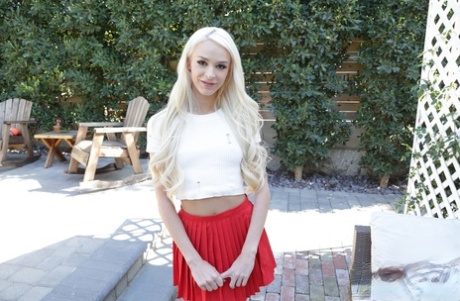 Худенькая девушка с длинными светлыми волосами Эмма Хикс занимается сексом от первого лица после минета на открытом воздухе 1