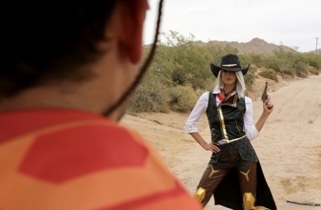 Худенькая девушка Эмма Хикс слизывает сперму с пальца после косплей-секса на зарослях кустарника 3