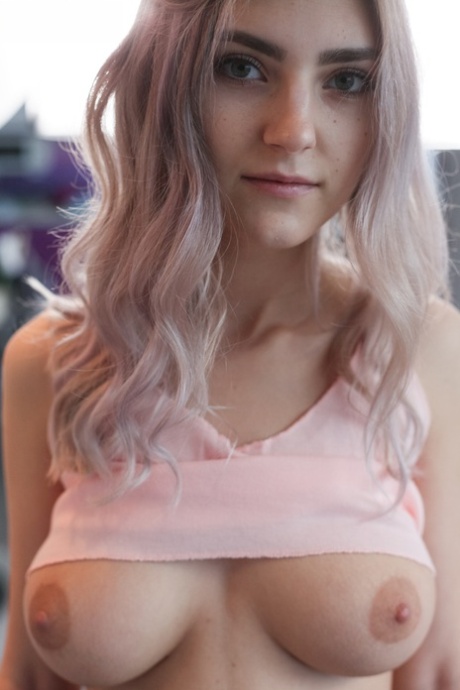 Молоденькая первокурсница обнажает гигантские сиськи, раздеваясь до розовых гольфов 3