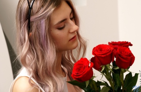 Молодая соло-девушка Леди Джей показывает свою розовую пизду в белых гольфах до колен 1