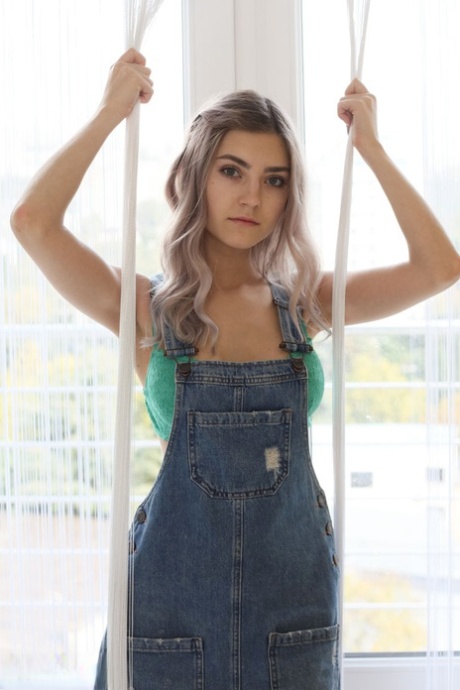 Молоденькая первокурсница Бриджит показывает свои большие сиськи и пизду в белых гольфах до колен 3