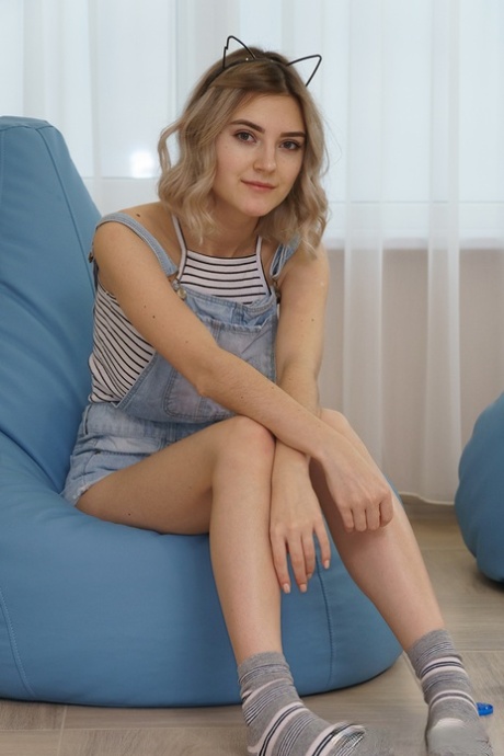 Молодая первокурсница с великолепной грудью покрывает свои соски пальчиковой краской 1