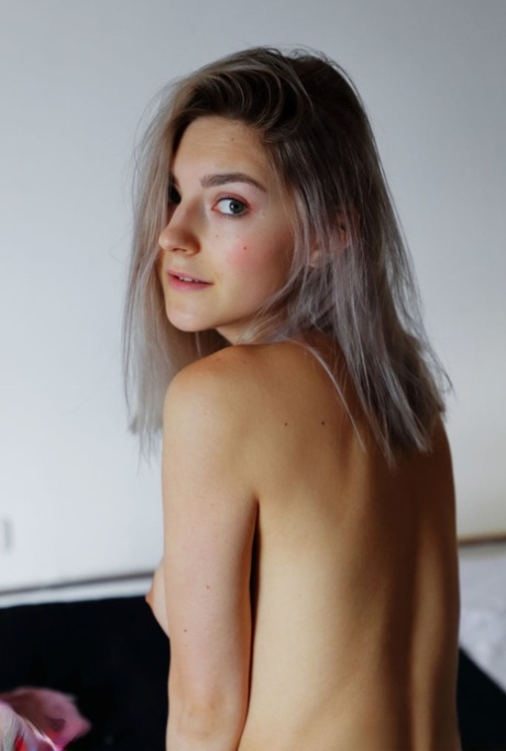 Молоденькая платиновая блондинка Ева Элфи теребит пальцами свою возбужденную киску на своей кровати 14