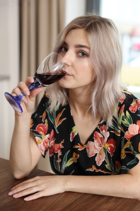 Любительская девушка Ева Элфи полностью раздевается после того, как выпила вина за кухонным столом 3