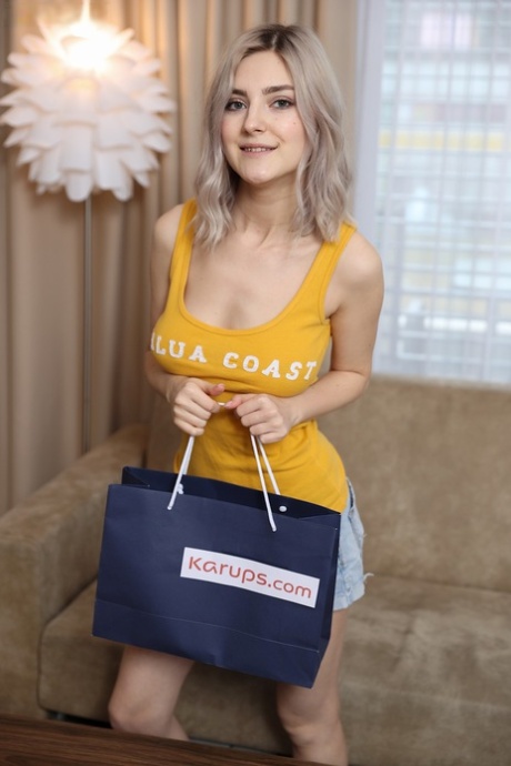 Любительская девушка Ева Элфи обнажает свои большие подростковые сиськи, прежде чем поиграть со своей лысой киской 2