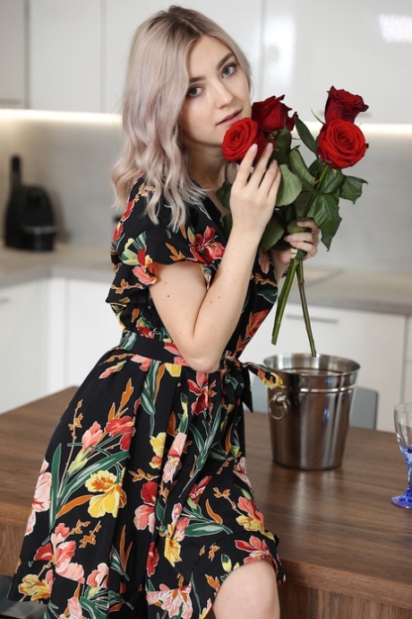 Любительская девушка Ева Элфи полностью раздевается после того, как выпила вина за кухонным столом 4