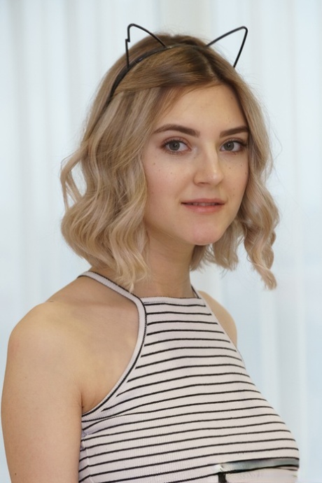 Молодая первокурсница с великолепной грудью покрывает свои соски пальчиковой краской 4