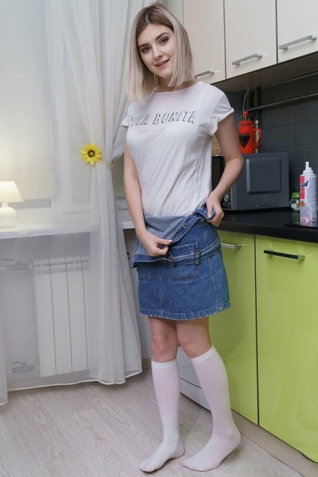 Очаровательная блондинка покрывает свое великолепное тело взбитыми сливками 2