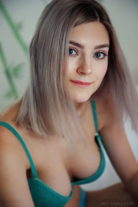 Сладкая молоденькая Ева Элфи надевает бюстгальтер и трусики, чтобы позировать обнаженной на своей кровати 2