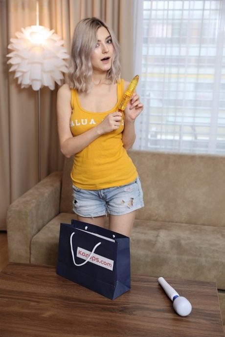 Любительская девушка Ева Элфи обнажает свои большие подростковые сиськи, прежде чем поиграть со своей лысой киской 4