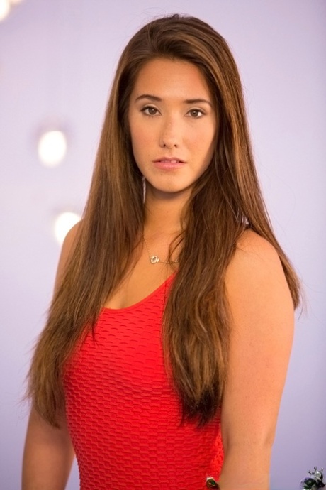 Симпатичная брюнетка Ева раздевается в этом красном платье, чтобы показать себя 2