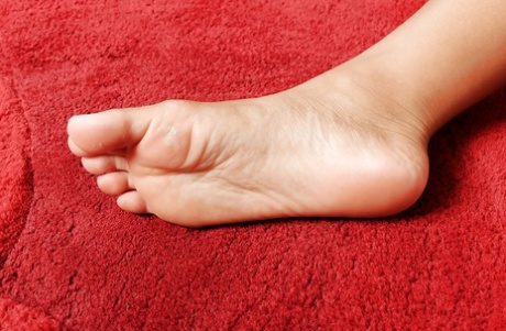 Любительская азиатская красотка Миа Маркс раздвигает свою киску как можно шире 3