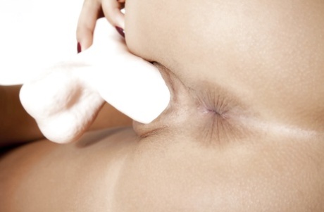 Сочная красотка с бритой киской Ева Ловия играет с дилдо 6