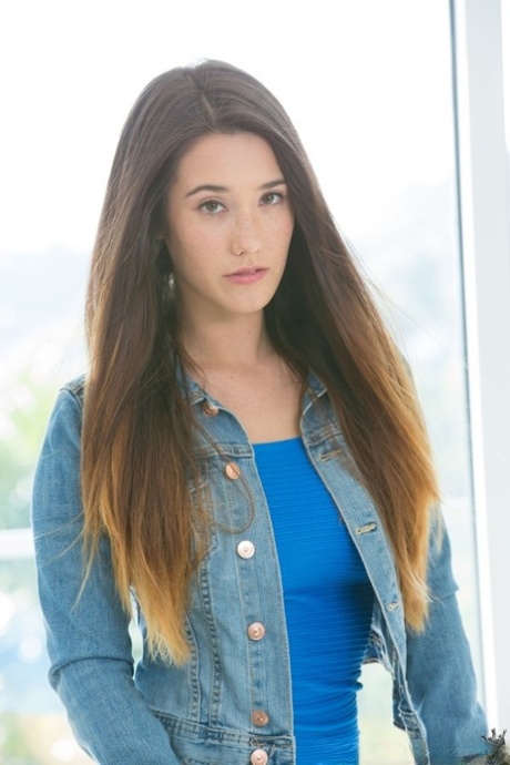 Брюнетка с большими сиськами Ева показывает свое великолепное тело и попку 1