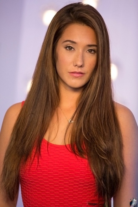 Симпатичная брюнетка Ева раздевается в этом красном платье, чтобы показать себя 1