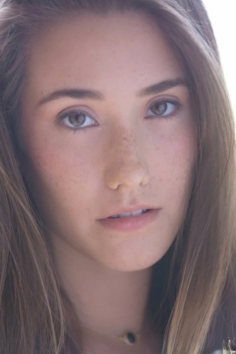 Сладкая красотка Ева Лория позирует обнаженной и демонстрирует свою киску крупным планом 1