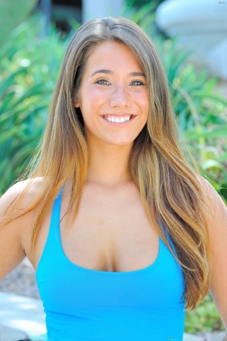 Грудастая красотка снимает свои шорты, чтобы раздвинуть свою попку на открытом воздухе на публике 10