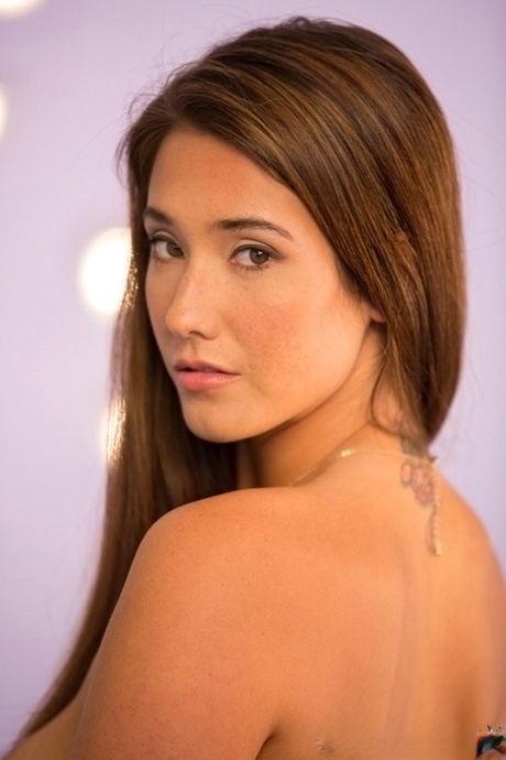 Симпатичная брюнетка Ева раздевается в этом красном платье, чтобы показать себя 6