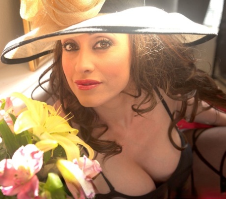 Одетая женщина Ева Нотти демонстрирует свое хорошенькое личико в шляпе от солнца 8