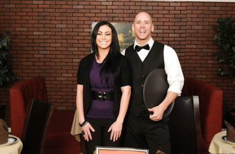 Две похотливые мамочки в джинсах соблазняют своего официанта и дразнят его член 2