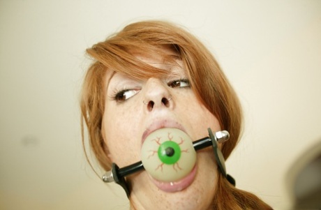 Молоденькую красотку Фэй Риган связывают и трахают с кляпом во рту 1